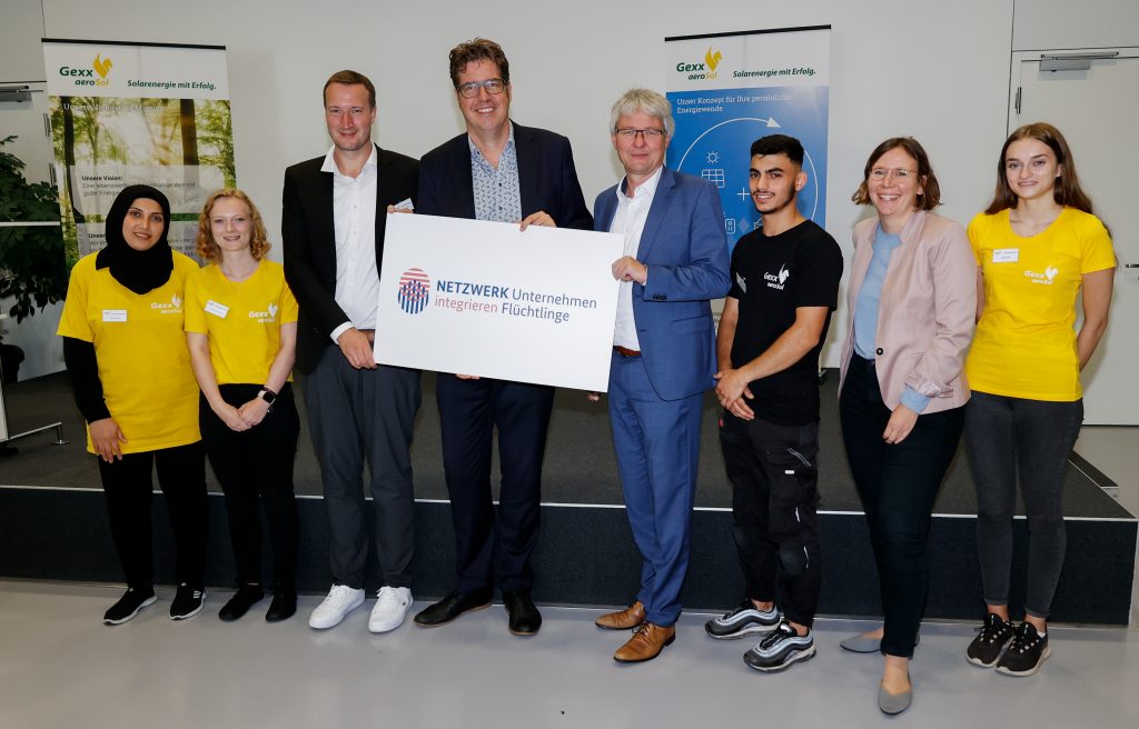 PSt Michael Kellner und Achim Dercks zu Besuch in Solarunternehmen und Ausbildungsbetrieb Gexx aeroSol in Brandenburg
