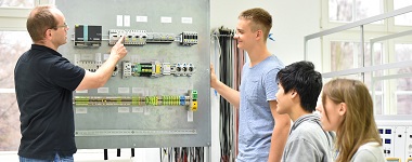 Jugendliche und Lehrer in der Berufsausbildung für Elektrotechnik; fotolia.com / industrieblick